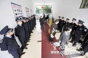 老物管未退新物管已來(lái)，小區(qū)兩群保安站崗困局