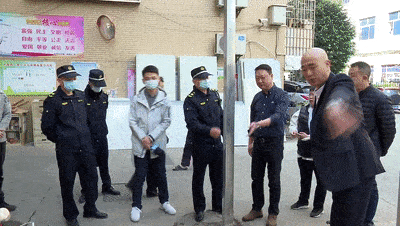 小區保安亭修繕引風波 物業施工堵路，業主回家難